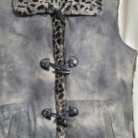 Tasha Polizzi Reversible Faux Fur Vest Large Faux Suede Bone Button Closure - Picture 4 of 11
